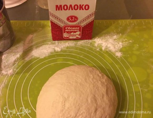 Замесить нежное, гладкое тесто. Тесто месить 5 — 10 минут.