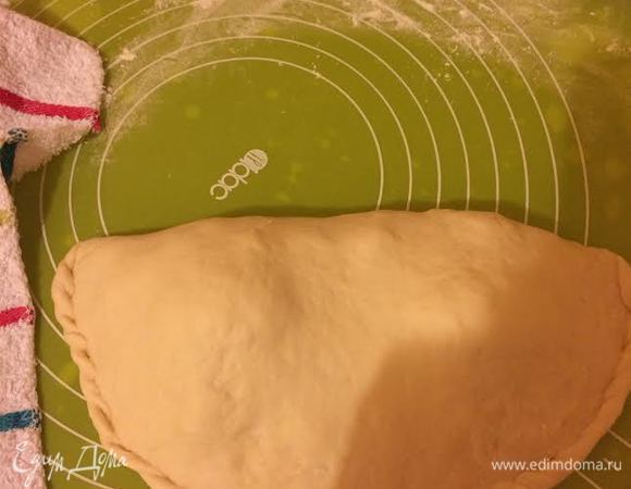 Накрыть второй половинкой и защипить края.