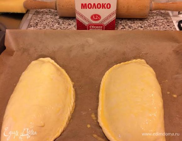 Готовые пирожки смазать желтком, наколоть вилкой.