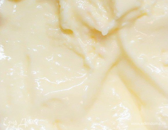 Готовим суфле. Агар-агар замочить заранее в 140 мл холодной воды. Мягкое сливочное масло и сгущенное молоко взбить до однородного крема, оставить, не убирая в холодильник. В сотейник вылить воду с агаром и, постоянно помешивая, довести на небольшом огне до кипения. Всыпать 210 граммов сахара и интенсивно перемешать. Варить на среднем огне, постоянно помешивая лопаточкой. Когда на сиропе появится белая пена и он начнет пузыриться, снимайте с огня. На это у меня ушло минут 5 — 7 максимум. Сразу же начинайте взбивать белки, главное — делать все быстро. Белки взбить в большой миске до мягких пиков, добавить столовую ложку лимонного сока или четверть чайной ложки лимонной кислоты и еще взбить. Теперь нужно влить в белки горячий сироп, к этому времени он как раз остыл до нужной температуры, примерно 80°С. Влив сироп, не прекращайте взбивать массу, она сильно увеличится в объеме и уплотнится. На это нужно буквально две-три минуты. Теперь добавьте во взбитую массу крем из сливочного масла и сгущенного молока и взбейте еще раз на низкой скорости миксера. Все, суфле готово!