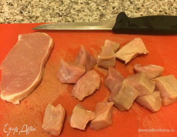 Мясо нарезать.