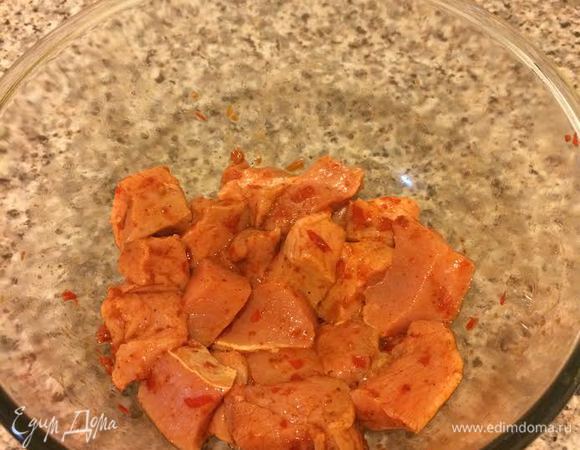 Положить в миску, добавить соль ,аджику, уксус и перемешать. Накрыть пленкой и поставить в холодильник на 5-6 часов.