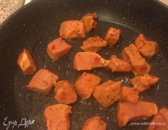 В сковороде с толстым дном разогреть масло, обжарить мясо до готовности.