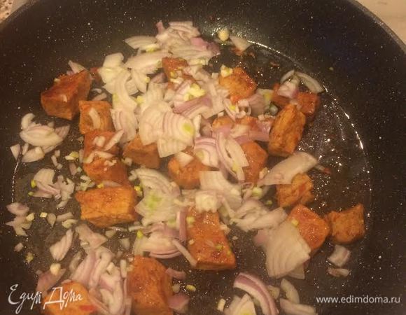 Лук крупно нарезать и добавить к мясу. Перемешать и тушить 5 минут.