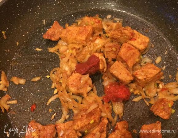 К мясу с луком добавить томат, аджику и перемешать.
