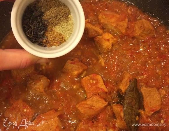 Затем добавить специи (реган — это фиолетовый базилик), соль, перец.