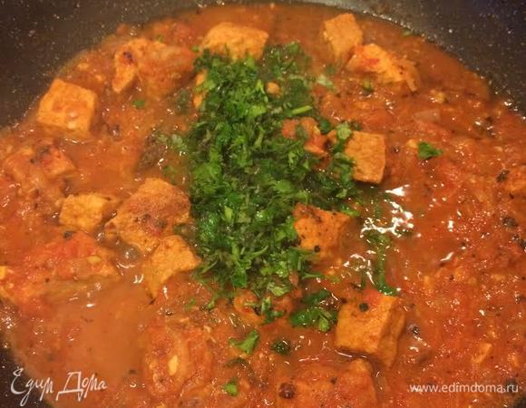 Зелень, перемешать и снять с огня.