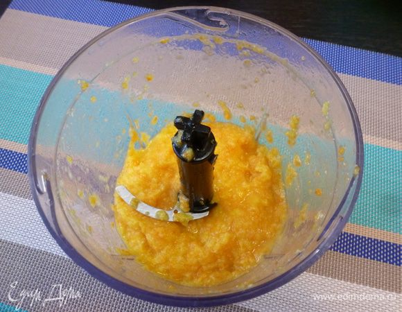 Из мандаринов вытащим косточки и пюрируем вместе с кожурой.