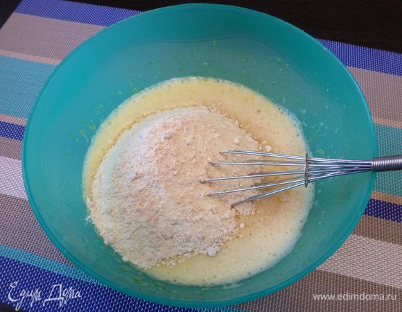 Смешаем муку, яйца и мандариновое пюре, вольем растительное масло. Хорошо размешаем.