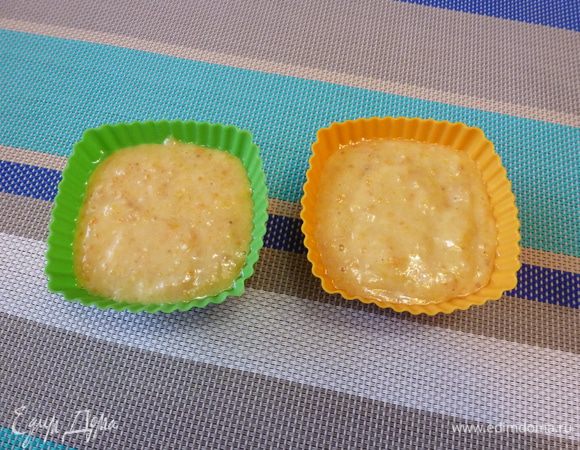 Формы для кексов смажем растительным маслом. Разложим тесто. Выпекаем 20 — 25 минут при 190°С.