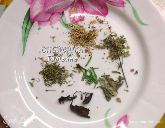 Готовим пряности для запекания тыквы: базилик зеленый (у меня коричный), базилик фиолетовый, майоран, тимьян, орегано и свежий розмарин.