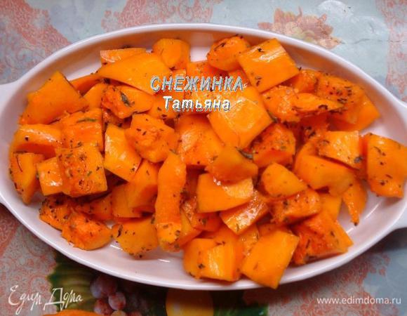 Перемешиваем тыкву с пряностями и оливковым маслом. Выкладываем в форму для запекания или на противень и запекаем при 190°С около 15 минут до мягкости, но не передерживаем. Я пару раз перемешала.