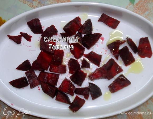 Отдельно чистим и режем более мелким кубиком свеклу. Присыпаем солью, сбрызгиваем оливковым маслом. Кладем в форму и запекаем около 10 минут до мягкости.