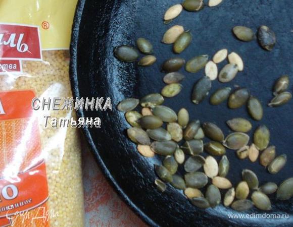 На сухой раскаленной сковороде слегка подсушиваем тыквенные семечки.