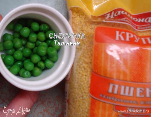 Зеленый горошек свежий и замороженный отвариваем до готовности.