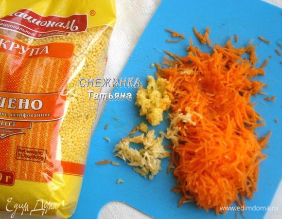 Для заправки готовим морковь, натираем на мелкой терке. Также на терке натираем свежий имбирь и зубчик чеснока. В принципе, если использовать измельчитель-блендер, то можно просто порезать кусочками все продукты. 
