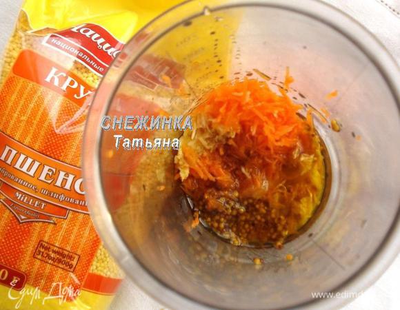 В чашу для погружного блендера кладем натертые овощи, соевый соус, мед, горчицу в зернах (надо 2/3 ч. л.), добавляем белый винный уксус, оливковое масло и воду. 