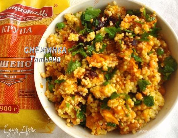 К пшену добавляем тыкву, свеклу, горошек, зелень. Выливаем заправку и перемешиваем.