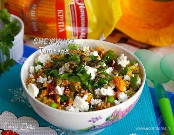 Затем сверху раскладываем сыр и присыпаем тыквенными семечками. Даем настояться.