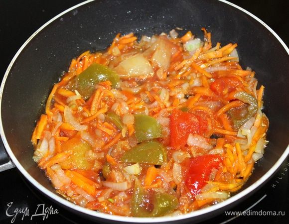 На сковороде обжарить лук, положить морковь, слегка прижарить и добавить перец, помидоры, нарезанные мелкими кубиками.