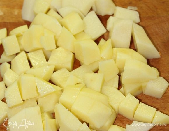 Картофель нарезать мелкими кубиками, добавляем в суп минут через 15 после крупы.