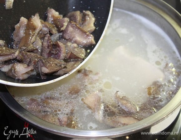 Грибы слегка обжарить и добавить в суп.