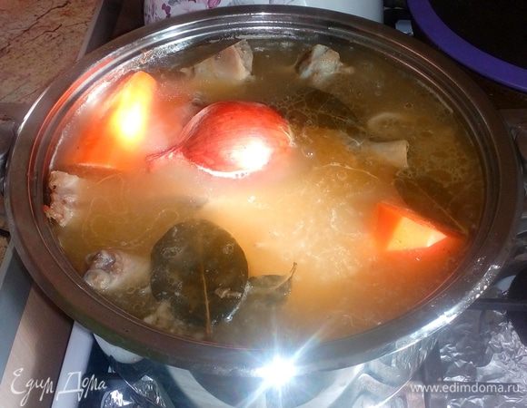 После того, как наш будущий вкусный холодец поварится 5 часов, добавить в него соль, лавровый лист, целую очищенную морковь и луковицу. Раньше добавлять овощи нет смысла — весь их аромат улетучится в процессе варки. Кстати, луковицу не очищайте от наружной шелухи, а просто хорошенько промойте — это придаст готовому бульону приятный золотистый цвет.
Варить еще 1 час.