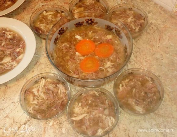 Дать бульону закипеть. Разложить мясную массу в лотки, залить бульоном. Очень аккуратно перемешать.