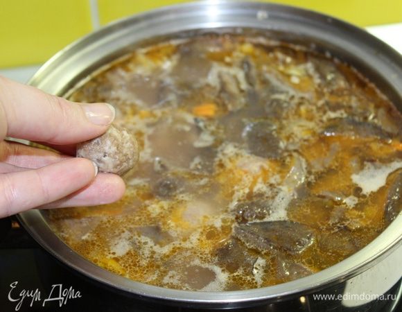 Затем положить фрикадельки, поварить еще минут 10 — 15, попробовать на готовность крупу. Добавить лавровый лист, зелень по вкусу.