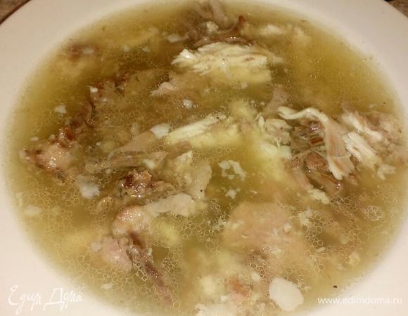 Оставить лотки «схватываться» при комнатной температуре. После накрыть лотки пищевой пленкой и поставить застывать в холодильник на среднюю полку. Через 2 часа холодец полностью готов к употреблению.