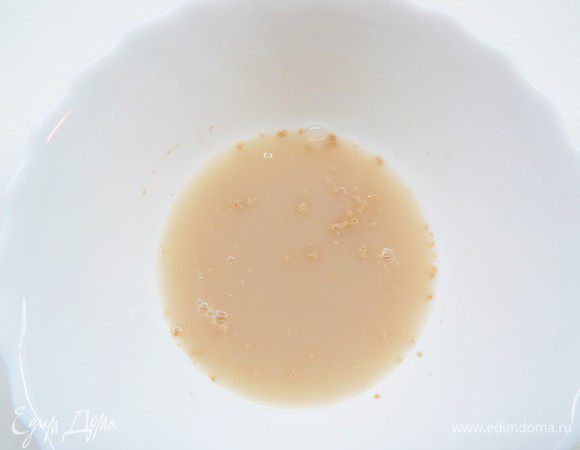 Дрожжи разводим в воде с сахаром и оставляем на 5 минут.