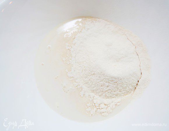 В дрожжевую смесь добавляем молоко «Домик в деревне» 2,5%, муку, смешанную с разрыхлителем и все хорошо перемешиваем. Оставляем на 20 минут. 