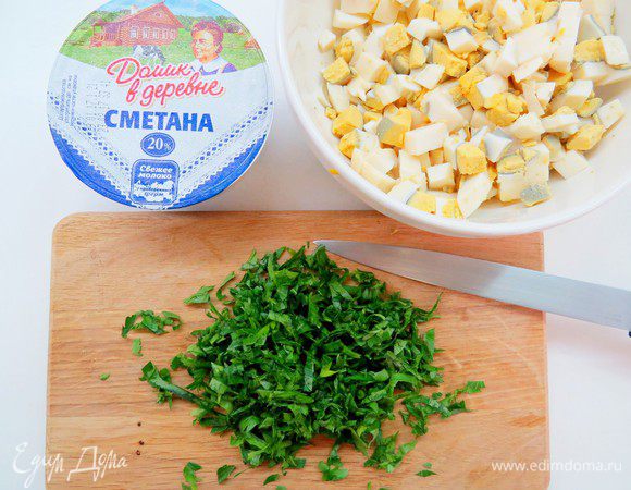 Пока тесто отдыхает, приготовим начинку. Вареные яйца режем кубиком, зелень и лук мелко нарезаем. 