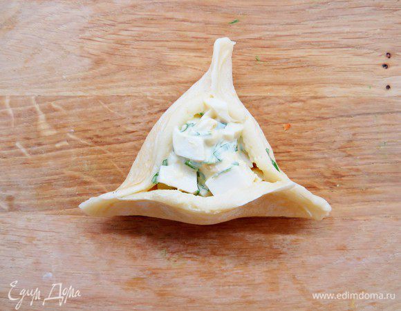 Поднимите края блинчика, чтобы получилось треугольное донышко. 