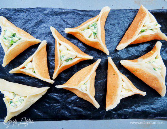 Готовые блинчики смажьте растопленным сливочным маслом и поставьте в разогретую до 180°С духовку на 5 — 6 минут, чтобы блины зажарились, но следите, чтобы блинчики не пересохли и не подгорели.