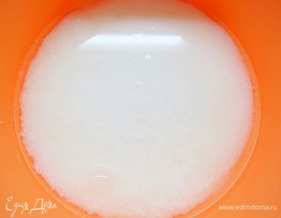 В 0,5 л кефира «Домик в деревне» влить 1 стакан холодной воды и 1 стакан крутого кипятка. Кефир может пойти хлопьями, не пугайтесь.