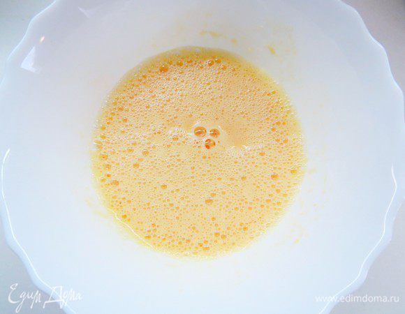 Отдельно взбить 2 яйца, 2 ст. л. сахара и добавить 1 ч. л. соды без верха.