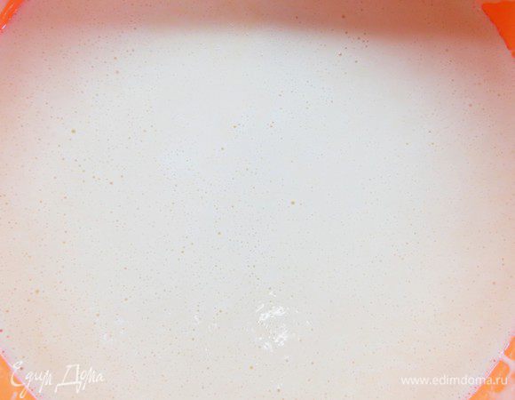 Взбитую яичную массу влить в тесто, хорошо перемешать (тесто получается в мелких пузырьках). Можно сразу выпекать с двух сторон на хорошо разогретой сковороде без масла.