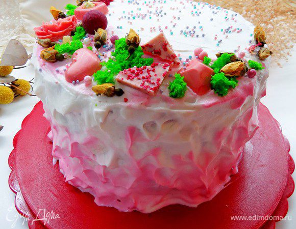 Для декорирования торта взбиваем 250 г сливок + 2 — 3 ст. л. пудры, 1/3 сливок откладываем и добавляем каплю розового красителя. Покрываем верх и бока тортика взбитыми сливками, низ и при желании верх тортика дополнительно оттеняем розовыми сливками.