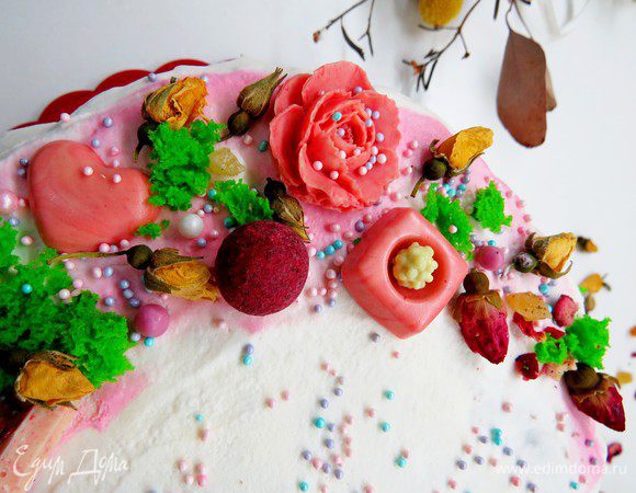 Украшаем по желанию: у меня в честь праздника влюбленных чайные розы, цветы и сердца из белого шоколада, окрашенного розовым красителем, бусины, посыпка, бисквит-мох.