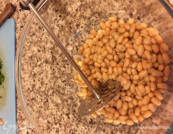 В фасоль добавить сок лимона и размять.