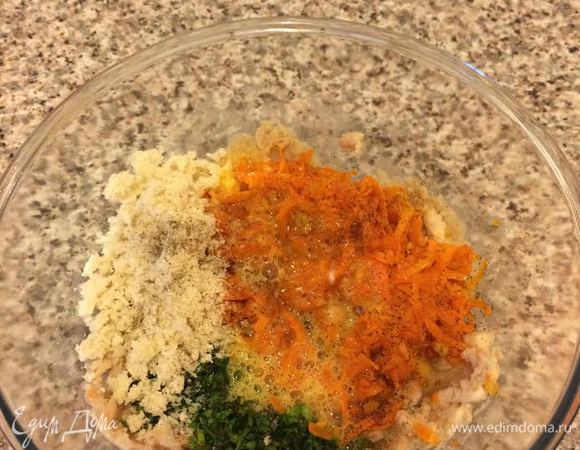 В фасоль добавить тушеные овощи, хлебную крошку, зелень, соль, перец и слегка взбитое яйцо.