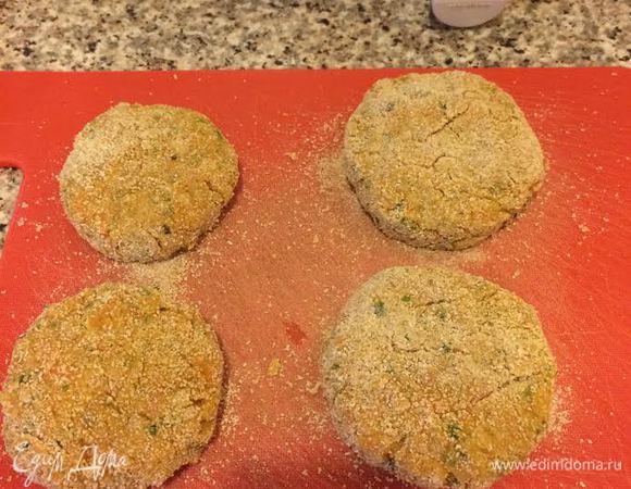 Сформировать котлеты и обвалять в сухарях. Переложить на доску, накрыть пленкой и отправить в холодильник на 1,5 — 2 часа.