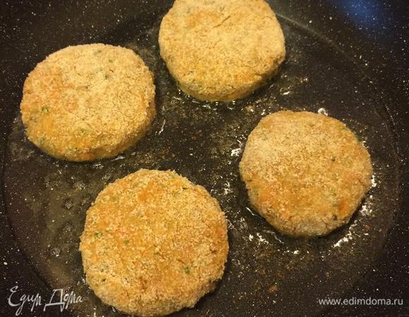 В сковороде с толстым дном разогреть растительное масло и обжарить котлеты.