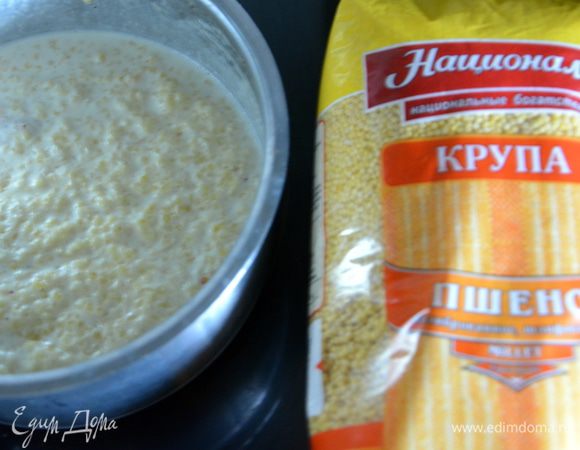 Добавить горячее молоко, соль, сахар. Варить до готовности. Добавить молотый бадьян, корицу и влить сливки, перемешать. Слегка прогреть. Снять с плиты и оставить под крышкой на 10 минут.