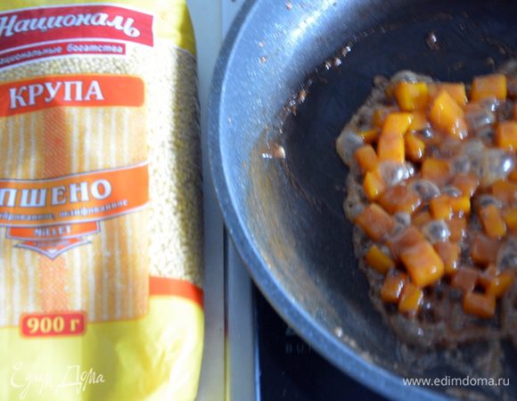 Тыкву нарезать кубиками. В сковороду всыпать сахар, добавить сливки и тыкву. Перемешать, тушить (читай: карамелизировать), масса должна потемнеть и приобрести карамельный вкус.