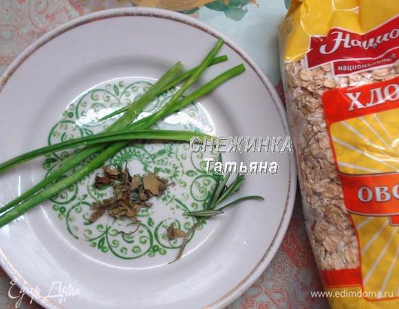 Готовим оба вида добавок: перья зеленого лука, а также сухой базилик и иголочки свежего розмарина. 