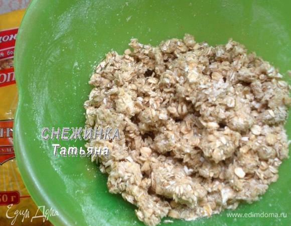 В миске соединяем овсяные хлопья, овсяную муку, пшеничную муку. Кладем сливочное масло из холодильника и руками растираем.