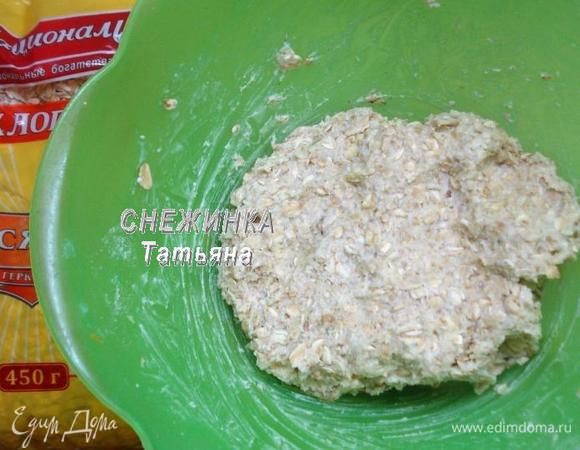 Теперь добавляем соль, свежемолотый черный перец, натертый сыр. Вливаем сливки и быстро замешиваем тесто.