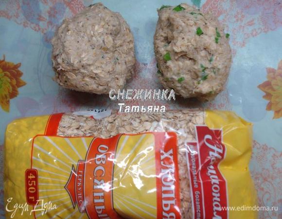 Делим тесто на две равные части. В одну добавляем измельченный розмарин и базилик (у меня лимонный), в другую — измельченный зеленый лук.